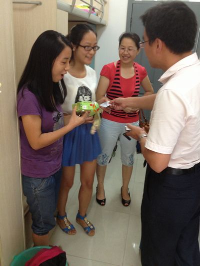 情系留校学生,澳门美高梅赌场
领导头顶酷暑“送清凉”