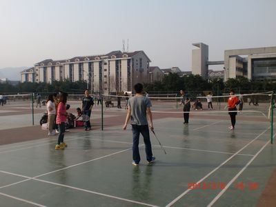 庆快乐节日,强团队体魄——澳门美高梅赌场
学生工作办公室第一届羽毛球赛顺利举行