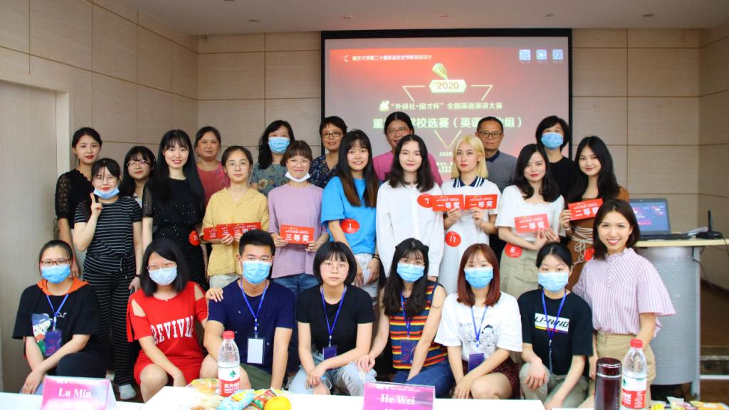 图片包含 人, 室内, 对着, 一群描述已自动生成 图片包含 人, 室内, 对着, 一群描述已自动生成